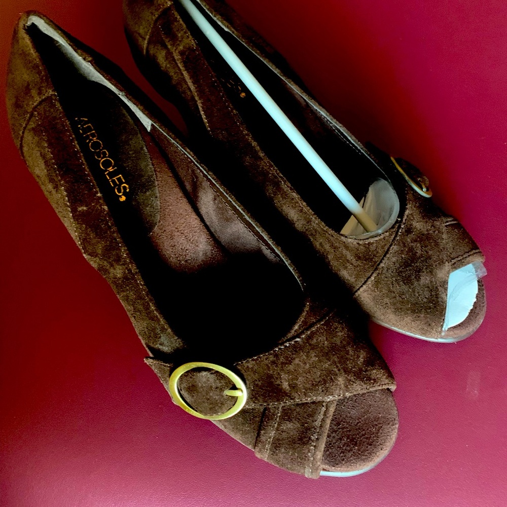 Aerosoles suede pumps.